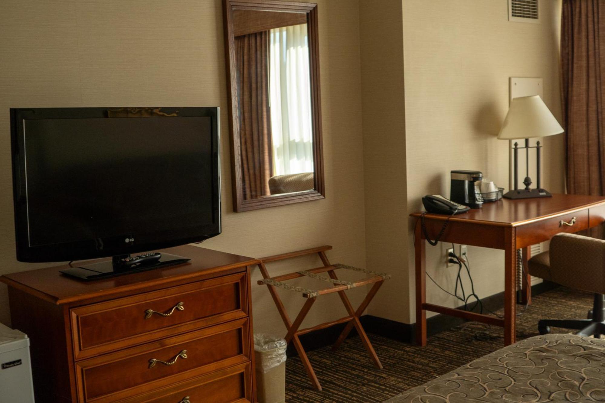 Hotel Topeka At City Center Bagian luar foto