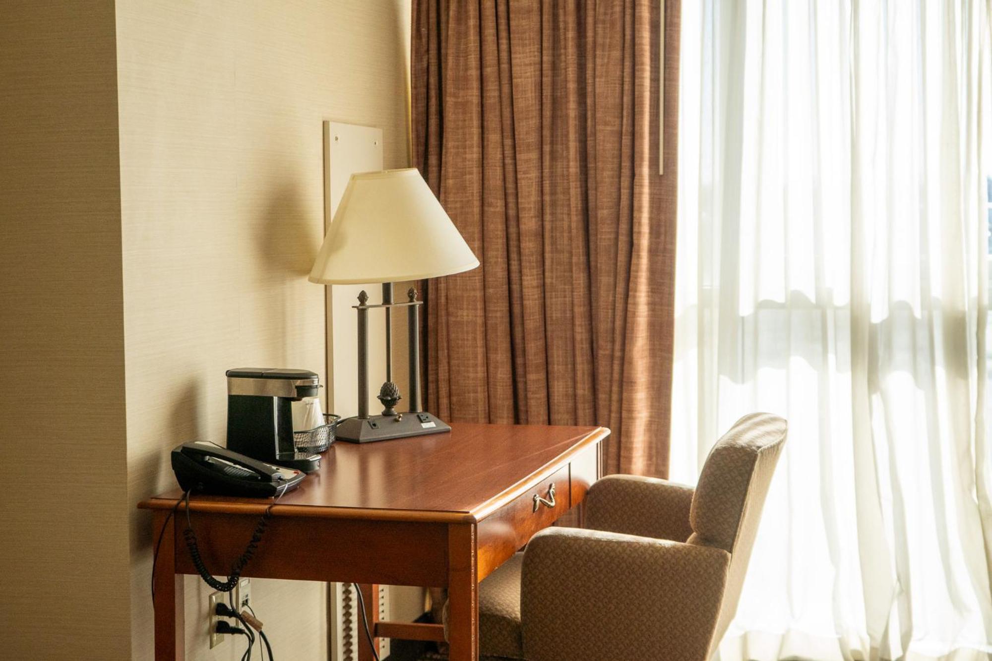 Hotel Topeka At City Center Bagian luar foto