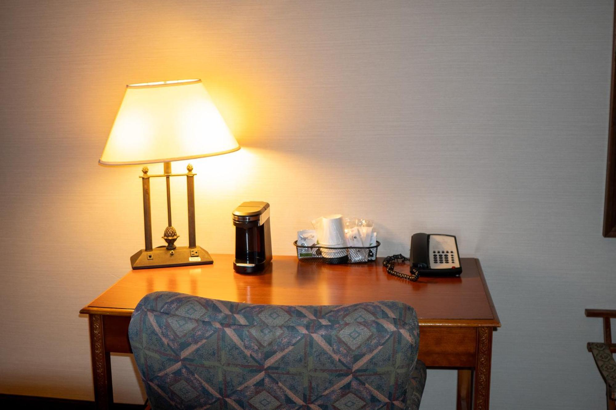 Hotel Topeka At City Center Bagian luar foto