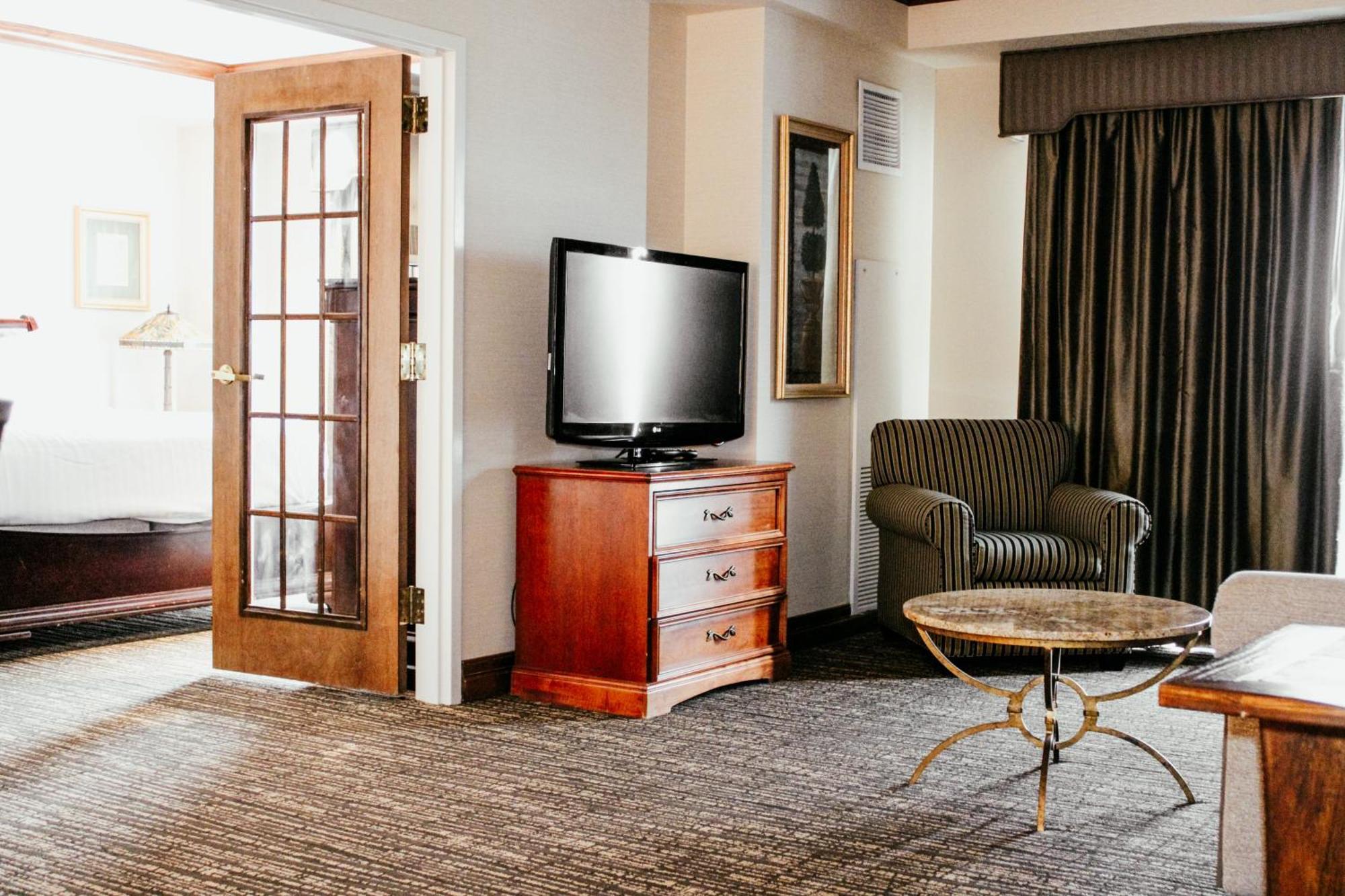 Hotel Topeka At City Center Bagian luar foto