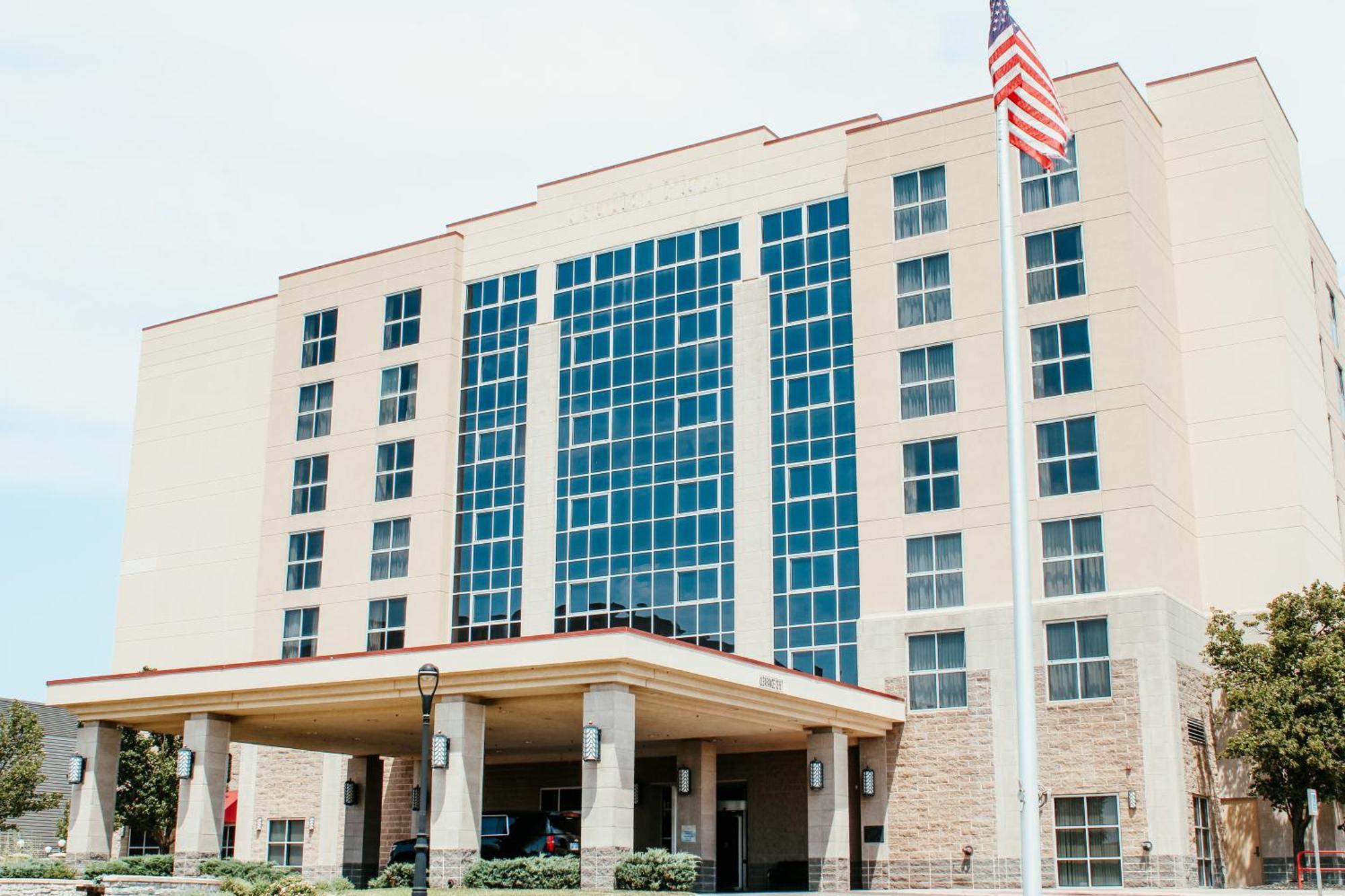 Hotel Topeka At City Center Bagian luar foto