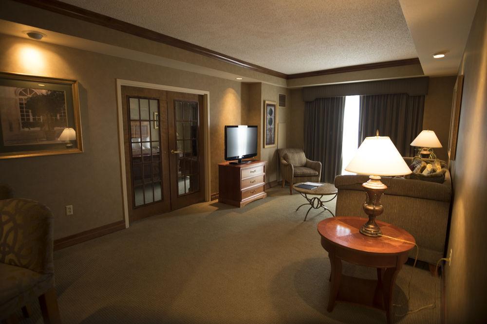 Hotel Topeka At City Center Bagian luar foto
